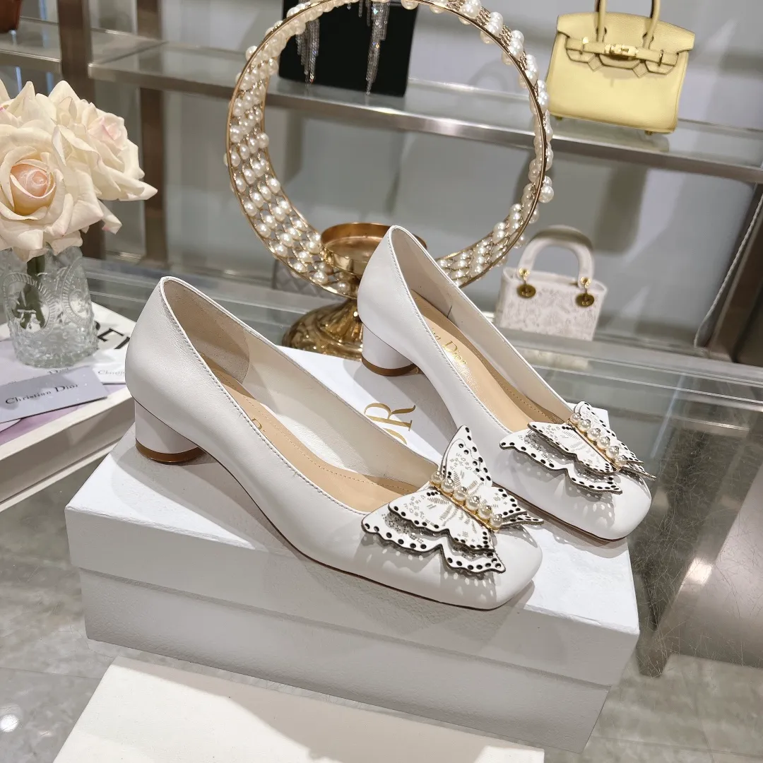 👟👟Ex-factory price 560👟👟 2024 early spring new style ◼️Dior ◼️Dior spring and summer latest fashion show haute couture series sandals Bow Mary Jane ——— Ldylle retro Roman style doll women's sandals CD pearl five metal buckle bow low-heeled women's single shoes Original development top high-end version Material: imported cow patent leather upper + water-dyed sheepskin lining + original molded pearl buckle + Italian genuine leather outsole Size: 34-40 (34.40. Customization is non-refundable and non-exchangeable) Heel height: 4.5cm 8.5cm